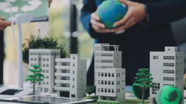 Modern ofisteki yeni çevre dostu apartman kompleksinde birlikte çalışan bir grup genç iş adamı.