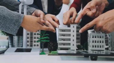 Modern ofisteki yeni çevre dostu apartman kompleksinde birlikte çalışan bir grup genç iş adamı.