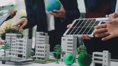 Modern ofisteki yeni çevre dostu apartman kompleksinde birlikte çalışan bir grup genç iş adamı.