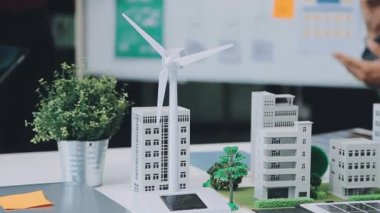 Modern ofisteki yeni çevre dostu apartman kompleksinde birlikte çalışan bir grup genç iş adamı.