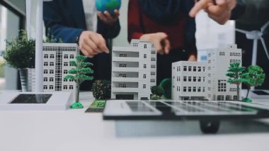 Modern ofisteki yeni çevre dostu apartman kompleksinde birlikte çalışan bir grup genç iş adamı.