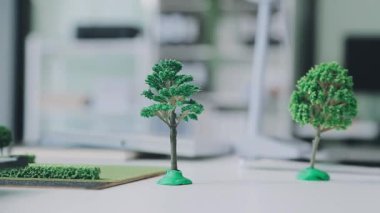 Modern ofisteki yeni çevre dostu apartman kompleksinde birlikte çalışan bir grup genç iş adamı.