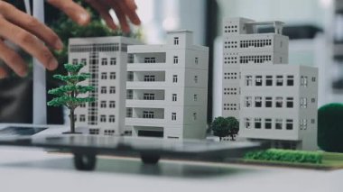 Modern ofisteki yeni çevre dostu apartman kompleksinde birlikte çalışan bir grup genç iş adamı.