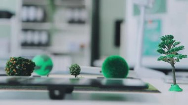 Modern ofisteki yeni çevre dostu apartman kompleksinde birlikte çalışan bir grup genç iş adamı.