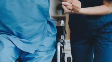 Profesyonel fizyoterapist, bir fizik tedavi merkezinde yaşlı bir kadını muayene eder ve onunla ilgilenir.