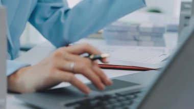 Ofiste çalışan emlakçı ya da sigortacı, emlak hizmetleri ve emlakçıların müşterilerine taksit ödemesi fikrine önem veriyor..