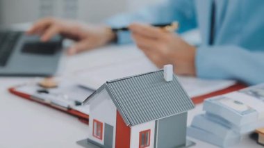 Ofiste çalışan emlakçı ya da sigortacı, emlak hizmetleri ve emlakçıların müşterilerine taksit ödemesi fikrine önem veriyor..