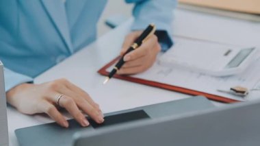 Ofiste çalışan emlakçı ya da sigortacı, emlak hizmetleri ve emlakçıların müşterilerine taksit ödemesi fikrine önem veriyor..