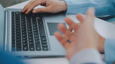 Emlakçı ve müşteri yeni bir ev, sigorta ve emlak konsepti satın alma sürecini tartışıyor