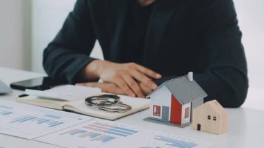 Ofiste çalışan emlakçı ya da sigortacı, emlak hizmetleri ve emlakçıların müşterilerine taksit ödemesi fikrine önem veriyor..