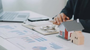 Ofiste çalışan emlakçı ya da sigortacı, emlak hizmetleri ve emlakçıların müşterilerine taksit ödemesi fikrine önem veriyor..