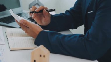 Ofiste çalışan emlakçı ya da sigortacı, emlak hizmetleri ve emlakçıların müşterilerine taksit ödemesi fikrine önem veriyor..