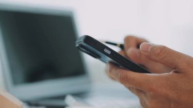 Ofiste cep telefonu tutan işadamı