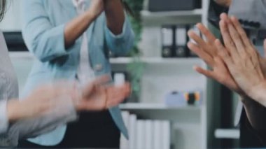 Finansal prensipleri temsil eden, modern bir ofis alanında sinerjide çalışan enerjik genç iş adamlarından oluşan bir grup