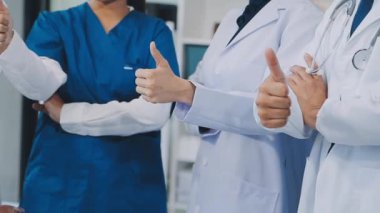 Doktorlar hastanede baş parmak gösteriyor..