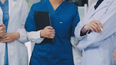 Hastane toplantı odasında bir grup doktor, tıbbi geçmiş, konsept