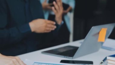 Finansal prensipleri temsil eden, modern bir ofis alanında sinerjide çalışan enerjik genç iş adamlarından oluşan bir grup