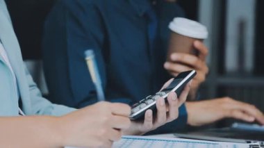 Finansal prensipleri temsil eden, modern bir ofis alanında sinerjide çalışan enerjik genç iş adamlarından oluşan bir grup