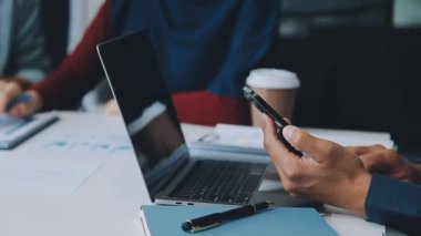 Takım üyeleri yaratıcı bir çalışma alanında çalışırken fikirleri paylaşırlar.