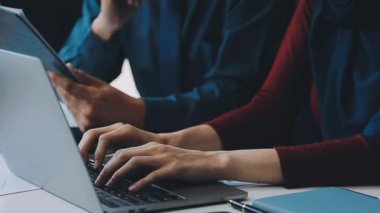 Takım üyeleri yaratıcı bir çalışma alanında çalışırken fikirleri paylaşırlar.