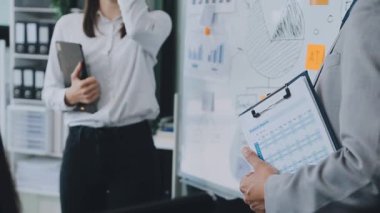 Belgeler ve belgelerle çalışan iş adamları