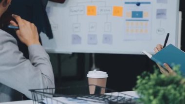 Genç iş kadını dizüstü bilgisayarla çalışıyor.