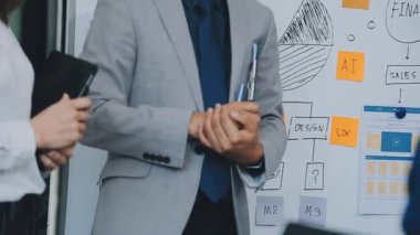 İş adamı ve kadın iş planını tartışıyor