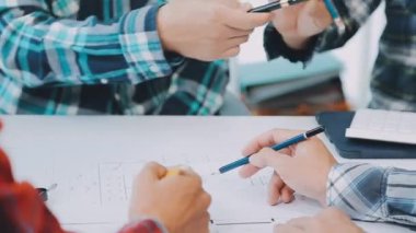 Ofiste mimarlık projesinde çalışan mimar.