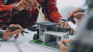 Mimar ev modeli üzerinde çalışıyor, plan konsepti