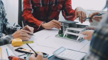 Ekip mühendisi ekibi inşaat projesinde çalışıyor.