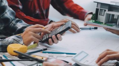 Mühendis mühendis, planlar ve ofis projeleri üzerinde çalışıyor.