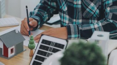 Ofiste çalışan erkek bir mimarın mühendisi.