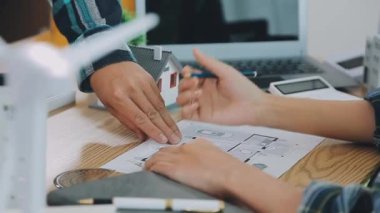 ofiste genç tasarımcısı çalışma