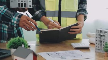 Mimar mühendisi ofiste plan üzerinde çalışıyor..
