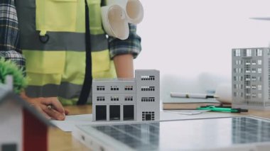 Şablon projesi üzerinde çalışan inşaat mühendisi