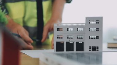 Masanın üzerinde mimar tasarım yapı modeli.