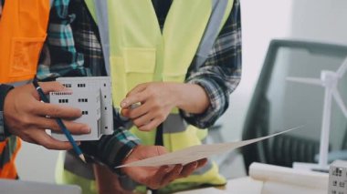 İnşaat alanında proje üzerinde çalışan mühendis ya da mimar, mühendis ya da mühendis..