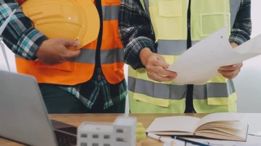 Bina planıyla çalışan inşaat mühendisi.