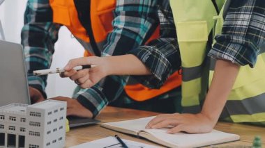 Binanın planlarıyla çalışan mühendis veya mimar