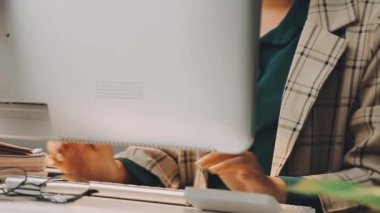 Dizüstü bilgisayarda yazı yazan kadın elleri