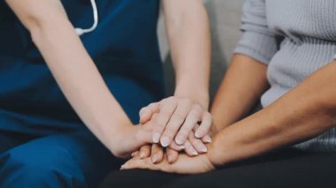 Kapatın. Ofiste bir doktor ve hemşire var.