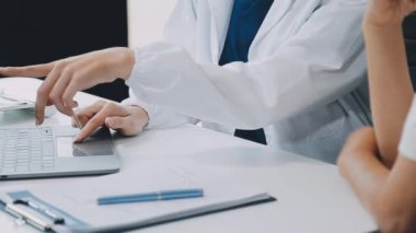 Klinikteki hastalarla çalışırken bilgisayar kullanan bir doktor. Sağlık ve Tıp Hizmetleri kavramı.