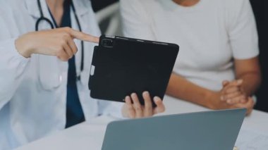 Elinde tabletle bir doktor.