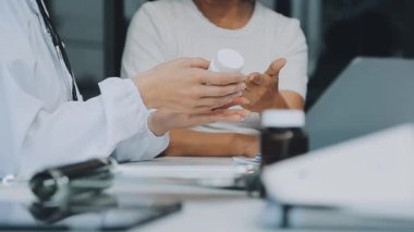 Ofisteki genç bayan.