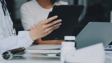 Doktor hastane ofisinde tablet bilgisayar kullanıyor. Sağlık ve doktor hizmetleri.