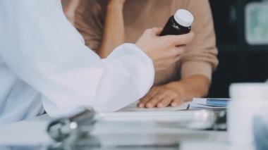 Elinde ilaç şişesi olan bir doktorun fotoğrafını çek..