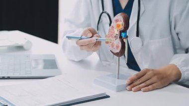 Doktor hastanın röntgenini çekiyor..