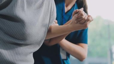 Doktor elinin bir hastayı ofiste tutması, sağlık ve sağlık hizmetleri kavramı