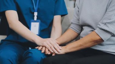 Ofisinde steteskop olan mavi üniformalı genç bayan doktor..