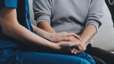 Kanepede oturan genç bir çift.